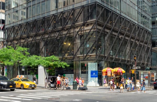 Façade Adidas Flagship Store magasin de sneakers à New-York
