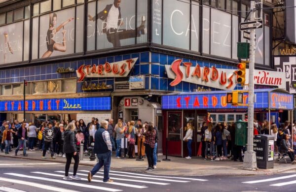 Façade du restaurant Ellen's Stardust Diner à Times Square à New-York