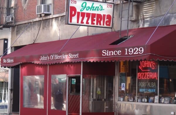 Façade de la pizzeria John's of Bleecker Street à New York