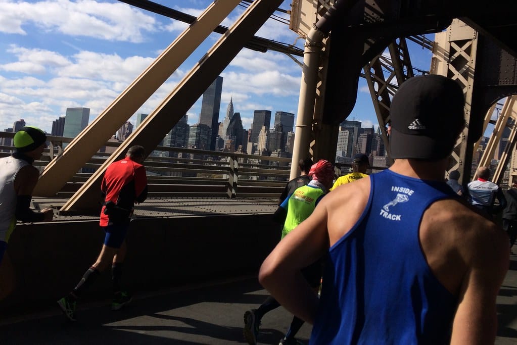 Passage coureur Manhattan Bridge durant le semi-marathon de New-York