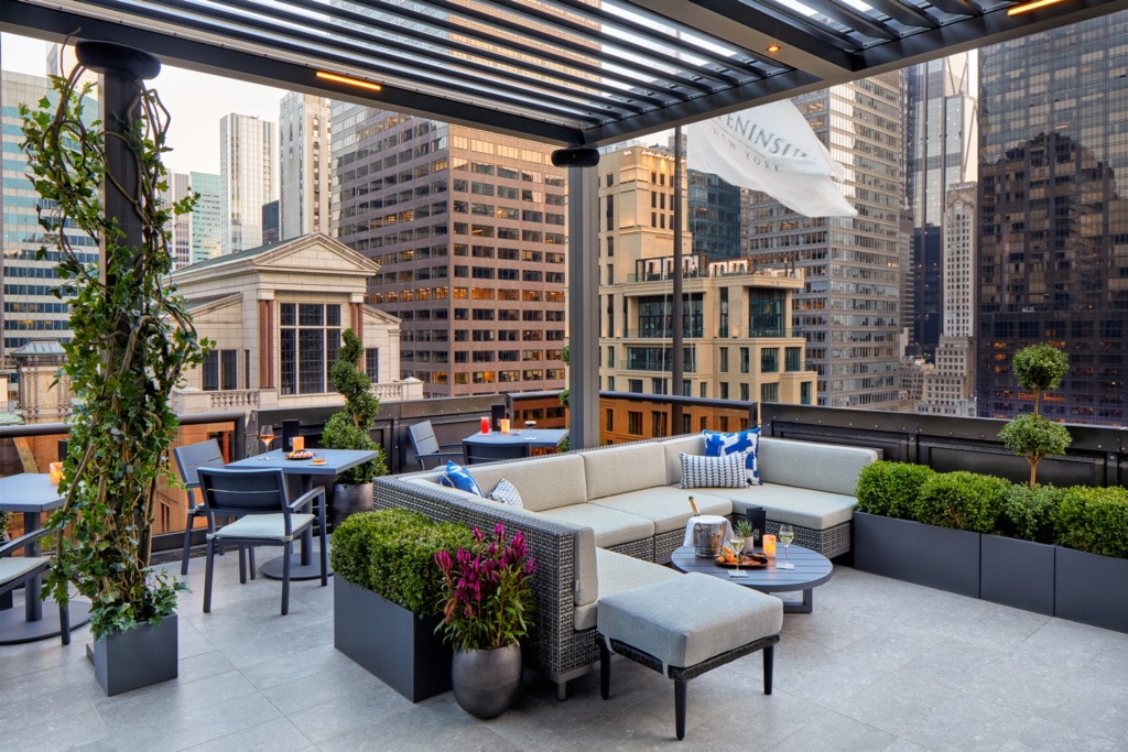 Vue d'une terrasse du bar rooftop Pen Top sur la 5 ème avenue à New York