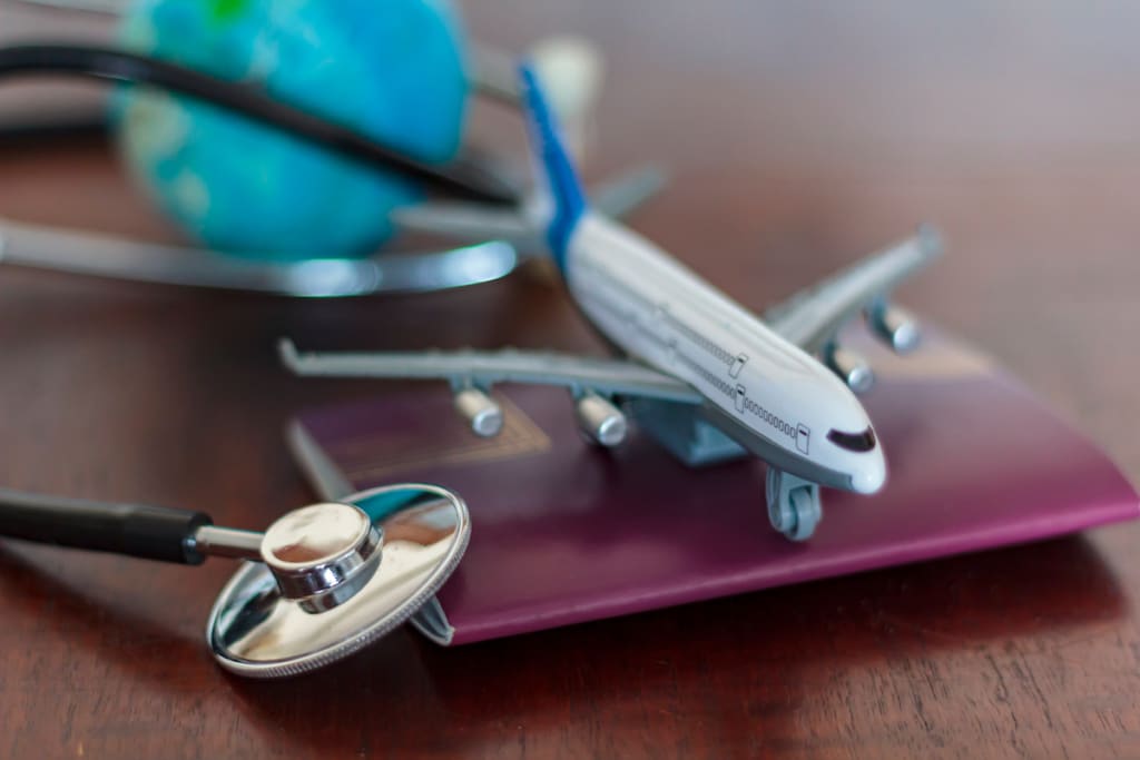 Image d'un avion avec stéthoscope montrant l'importance de souscrire à une assurance voyage