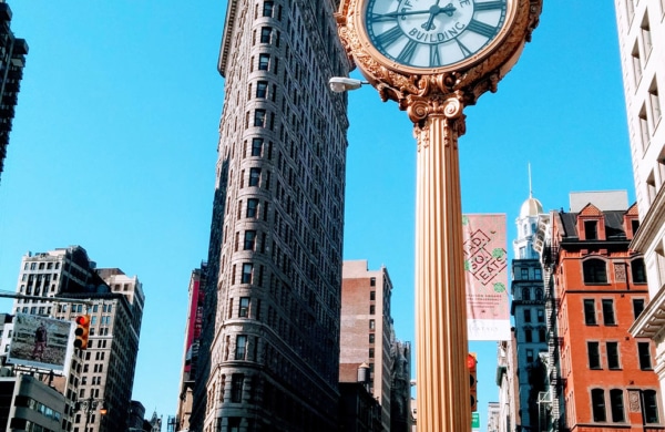 Vue emblématique du Flatiron Building à New York, un symbole de l'architecture historique