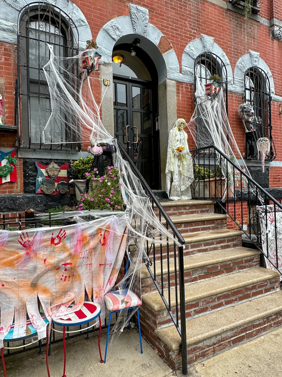 Maison de New York décorée pour Halloween