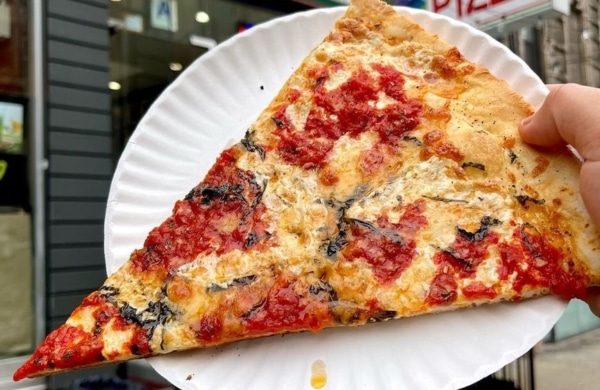 Part de pizza devant le restaurant Nolita Pizza à New York