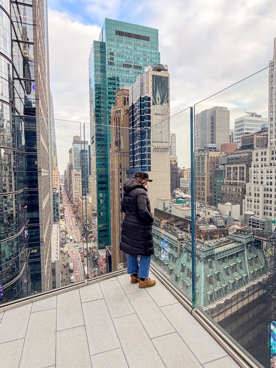 Anne sur la plateforme du One Times Square à New York