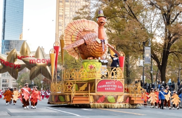 Char avec une dinde durant la parade de Thanksgiving à New York