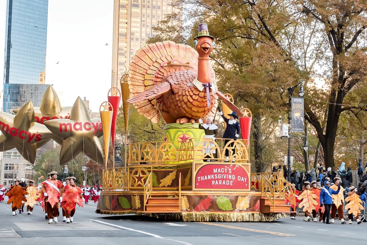 Char avec une dinde durant la parade de Thanksgiving à New York