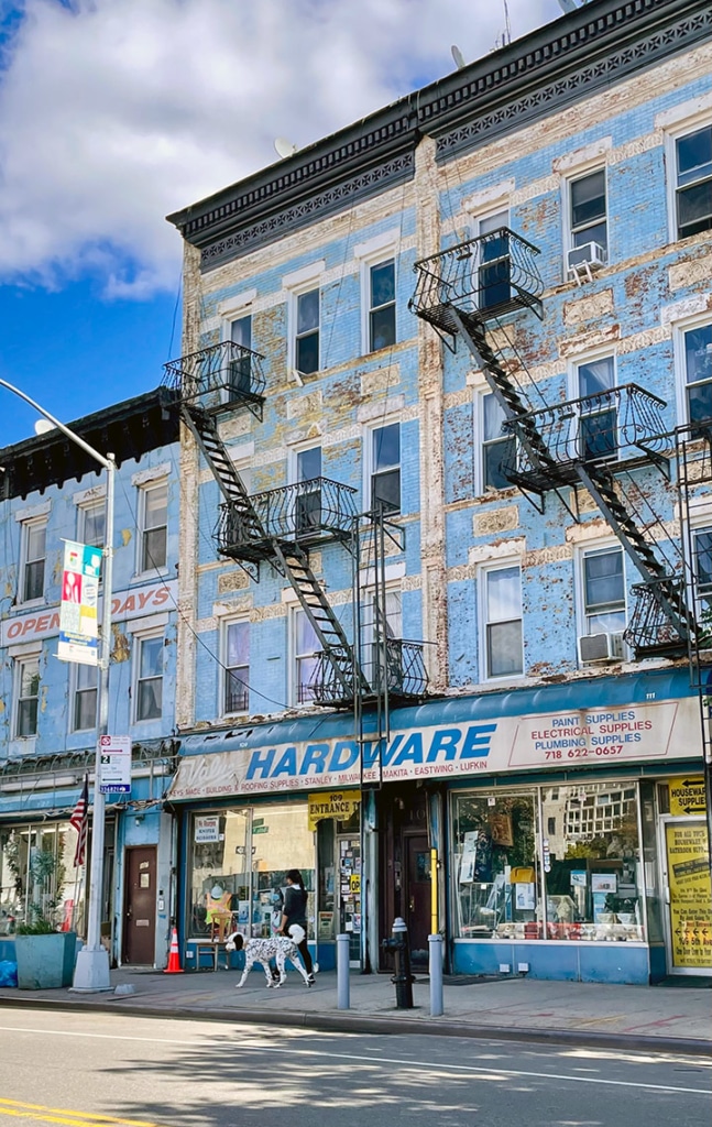 Building bleu sur la 5e Avenue à Brooklyn Park Slope