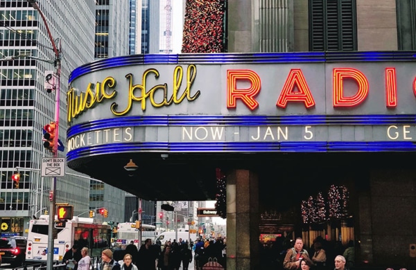 Le majestueux Radio City Music Hall à New York, un lieu emblématique pour les spectacles et les événements artistiques