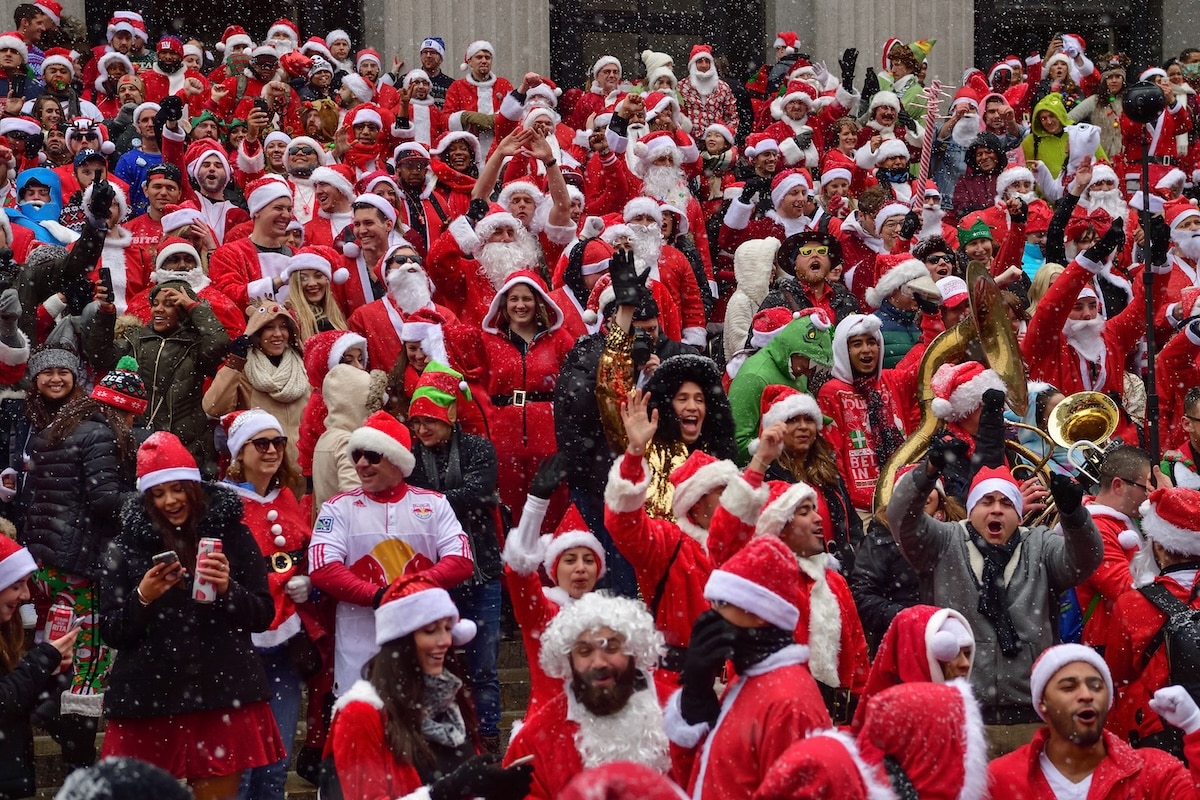 Personnes habillées en Père noël pour Santacon à New York