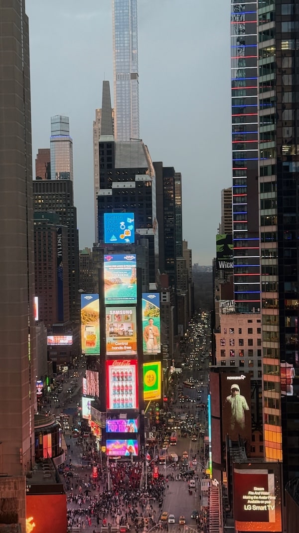 Vue de nuit sur Times Square depuis l'observatoire One Times Square à New York