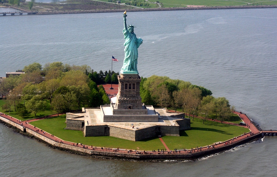 Vue aérienne de la Statue de la Liberté à New York, symbole universel de la liberté et de l'espoir.