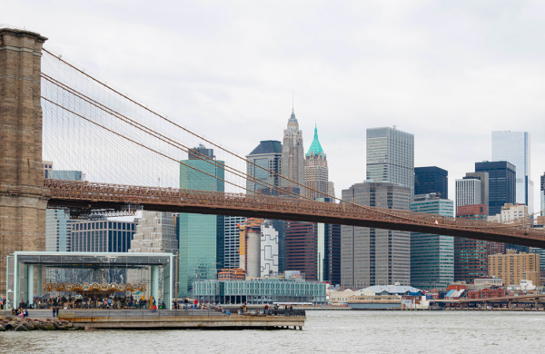 Vue spectaculaire depuis le pont de Brooklyn, reliant Manhattan à Brooklyn avec son architecture emblématique