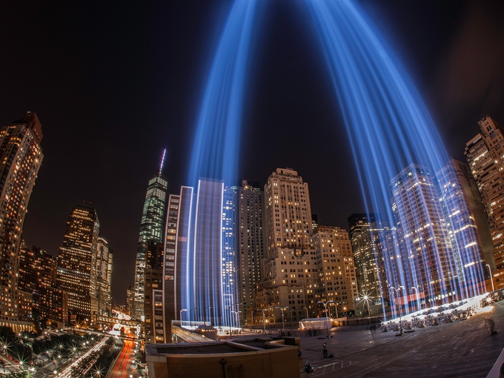 Faisceaux lumineux bleus en hommage aux victimes du 11 septembre à New York