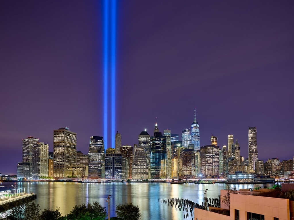 Faisceaux lumineux bleus en hommage aux victimes du 11 septembre à New York