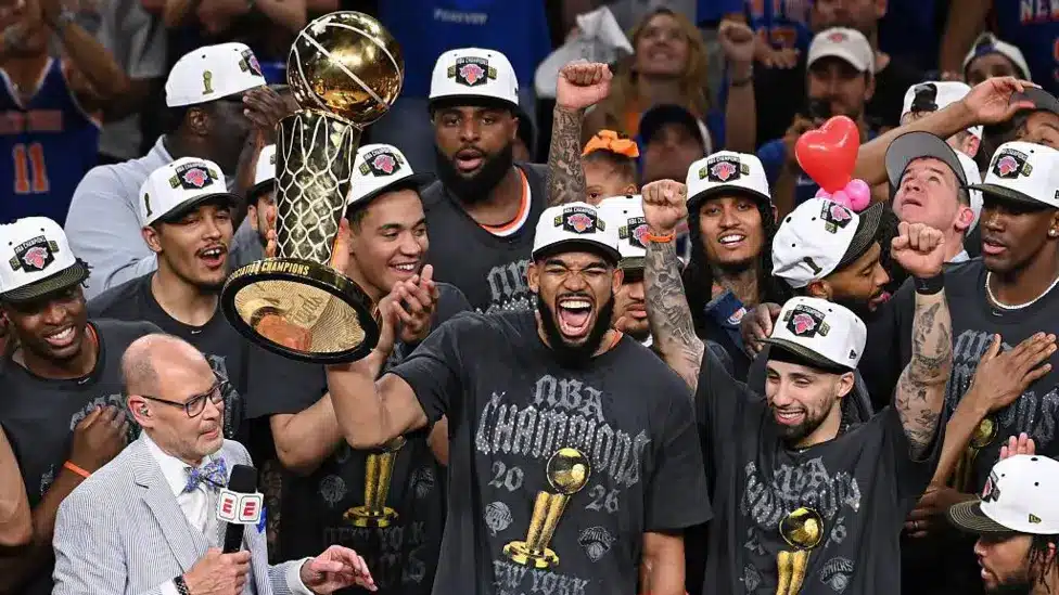 Les Knicks de New York avec le trophée de Champions NBA 2026