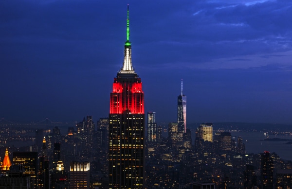 Empire State Building illuminé en rouge et vert à New York