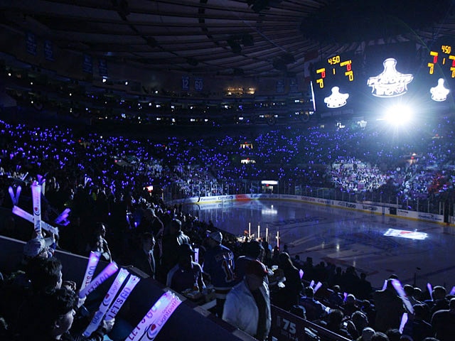 Gradins pendant un match de hockey sur glace au Madison Square Garden à New York