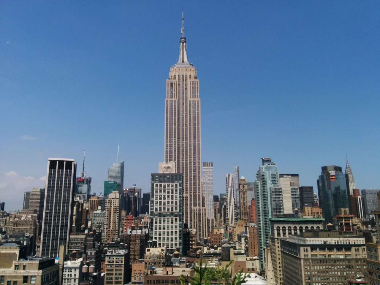 Empire State Building entouré de buildings à New York