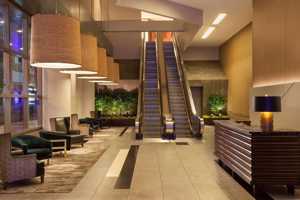 Hall d'entrée de l'hôtel The Westin avec deux escalators à New York