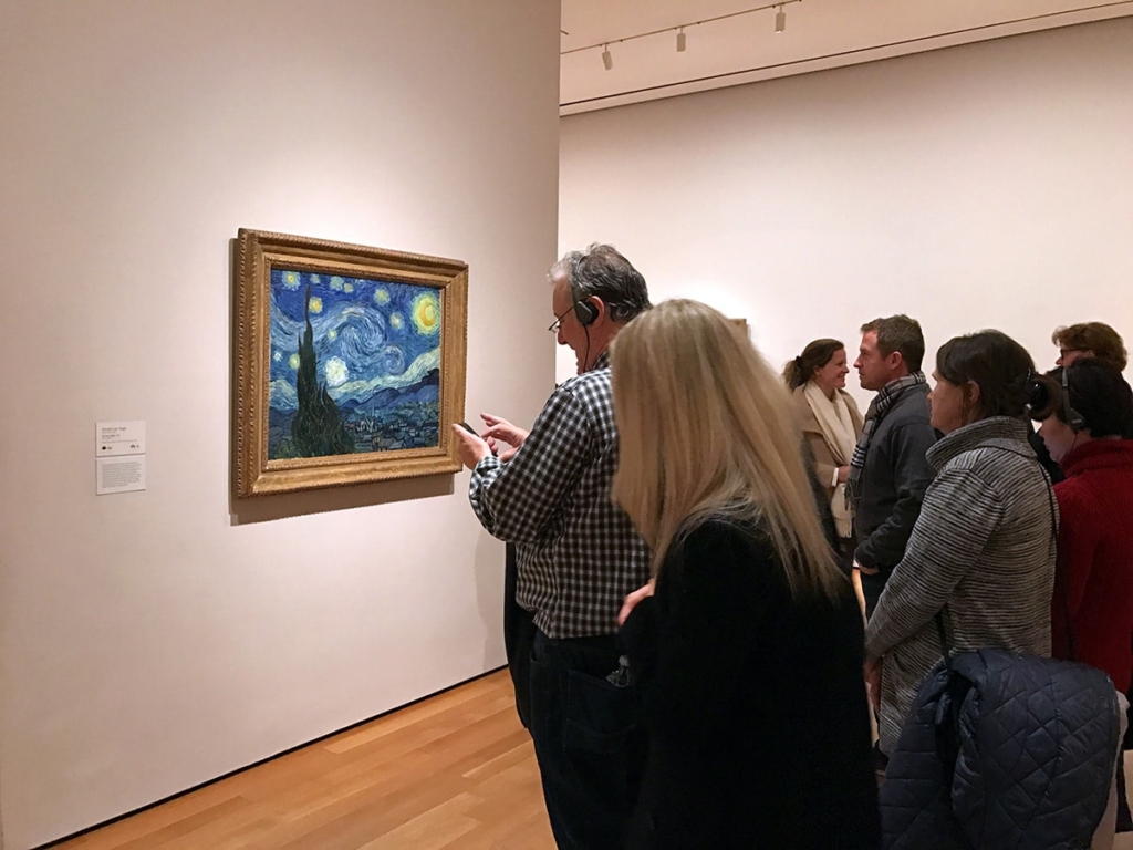 Personnes observant une oeuvre de Van Gogh au MoMA à New York