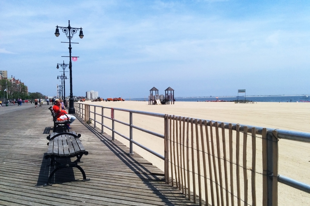 Get Art mur long de la plage For Android