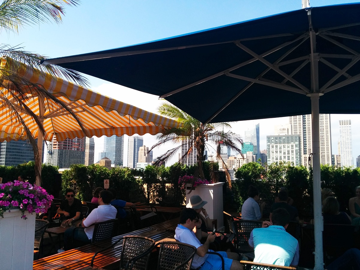 Shaded terrace to watch the New York skyline