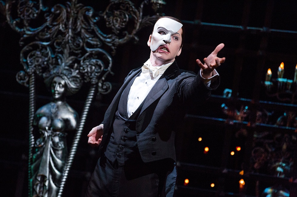 Le Fantôme de l'Opéra, c'est l'histoire d'un homme qui a un visage déformé et à moitié masqué.