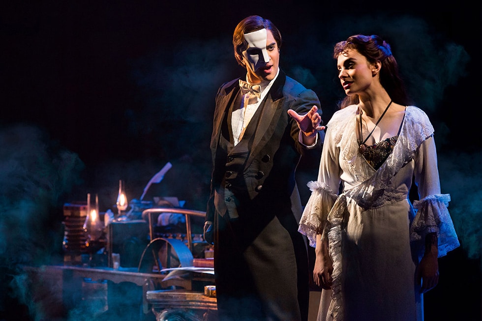 Le Fantôme de l'Opéra à Broadway, l'histoire d'un homme qui va devenir fou à l'idée que Christine puisse être amoureuse d'un autre