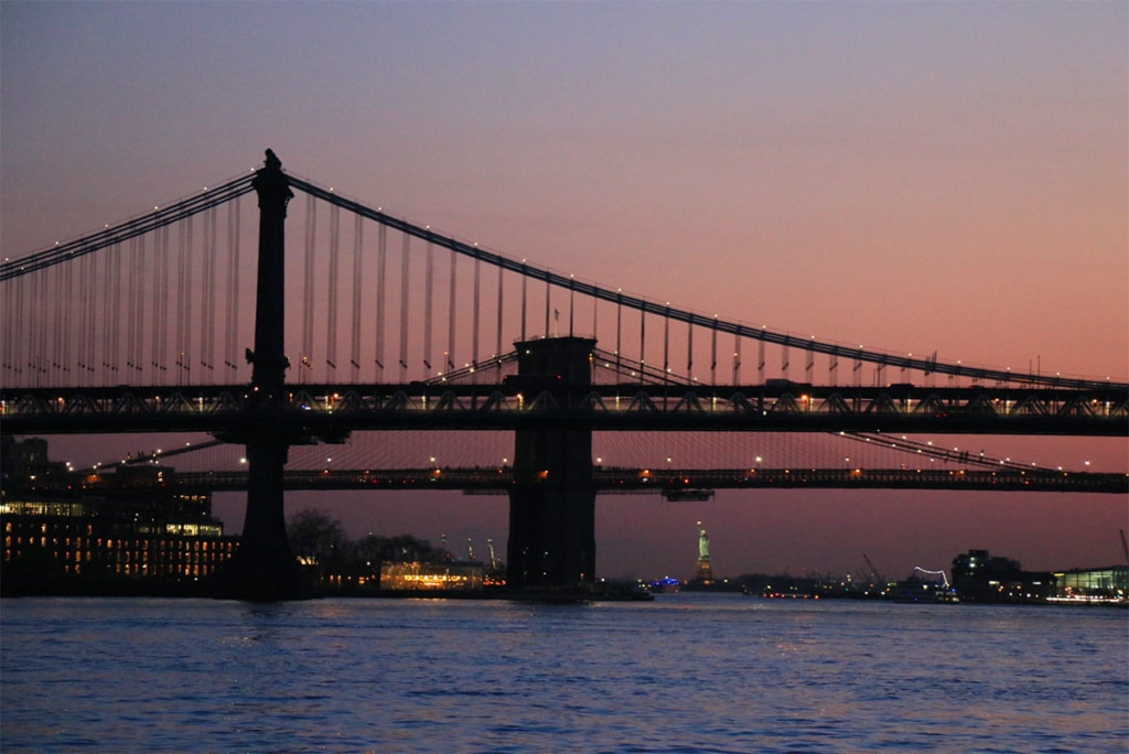 Vue sur les ponts de Brooklyn et Manhattan depuis croisière en bateau