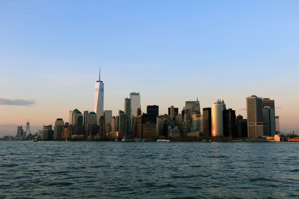 Vue des gratte-ciels à New York depuis une croisière en bateau