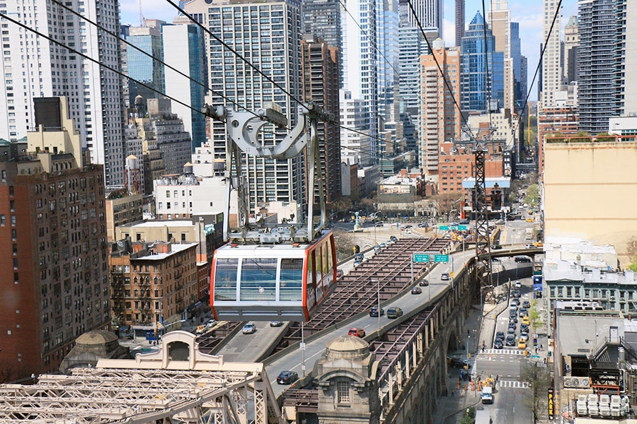 Vue du téléphérique de Roosevelt Island passant au dessus de New York