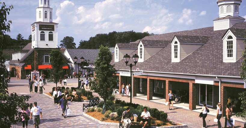paradis du shopping à Woodbury Common à New York, avec ses nombreuses boutiques de marques