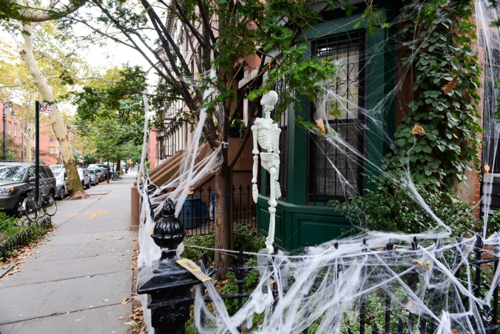 Décorations entrée Halloween dans les rues de New York