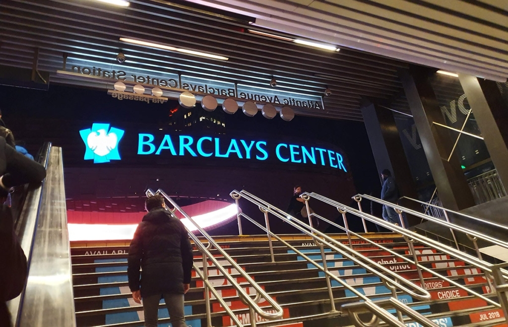 Vue du Barclays Center de la sortie de métro