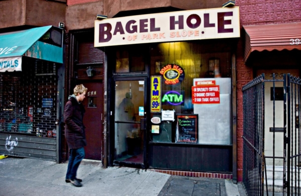 Bagel Hole situé à Brooklyn à New York propose des bagels faits main et cuits sur place.