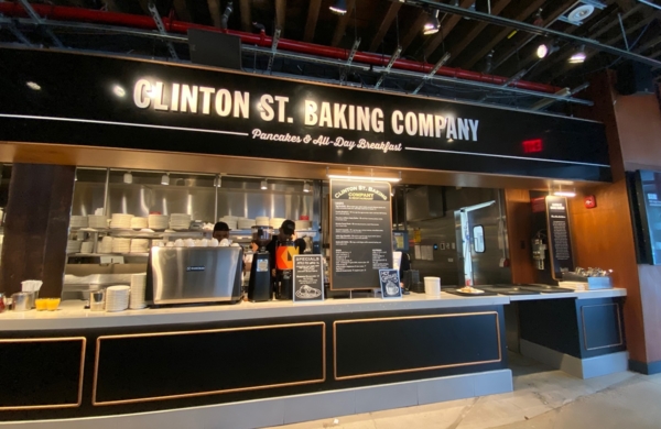 Clinton Street Baking Company situé dans le Downtown Manhattan à New York est réputé pour ses pancakes de qualité typiques du pays.
