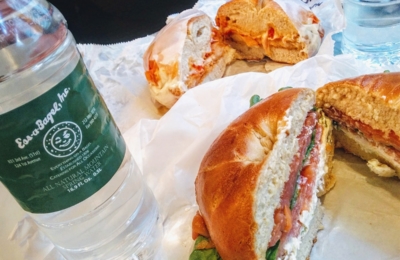 Ess a Bagel, situé dans le Midtown East à New York propose une grande variété de bagels à base de produits frais.