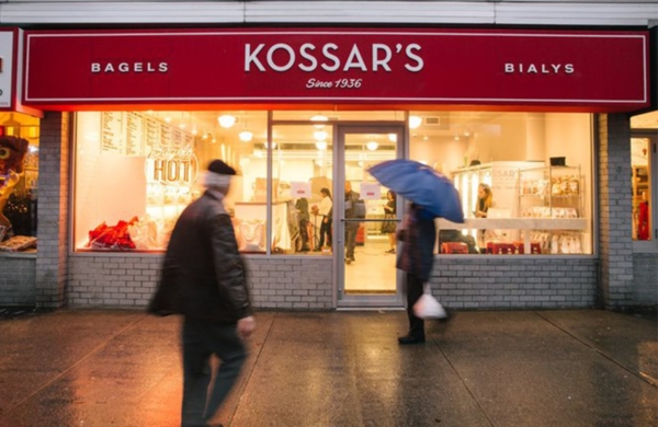 Kossar's Bagels & Bialys situé dans le Downtown Manhattan à New York propose à la fois des bagels mais également des bialys qui n'ont pas de trou au milieu mais simplement un creux.