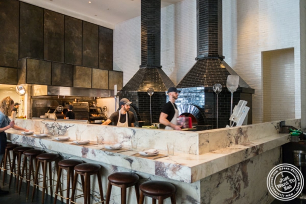 La Pizzeria Marta's situé dans l'hôtel Redbury proche de l'Empire State Building à New York propose des pizzas cuites au feu de bois qui se trouve au milieu de la salle du restaurant.