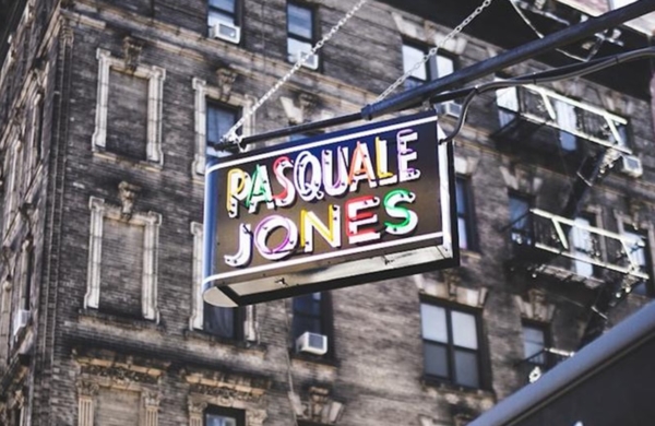 La pizzeria Pasquale Jones situé au sud de Manhattan à New York propose des pizzas raffinés à des prix raisonnables.