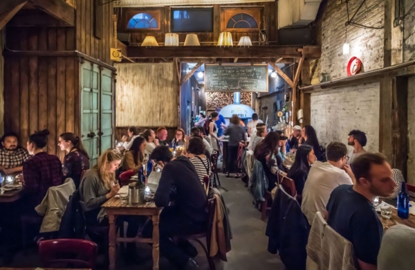 La pizzeria Paulie Gee's situé à Brooklyn à New York propose un large choix de pizzas dans une ambiance tamisée.