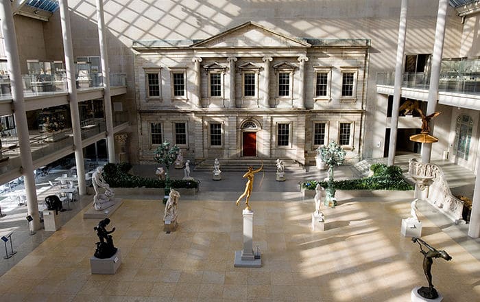 Vu d'en haut sur le Charles Engelhand Court dans le MET à New York.