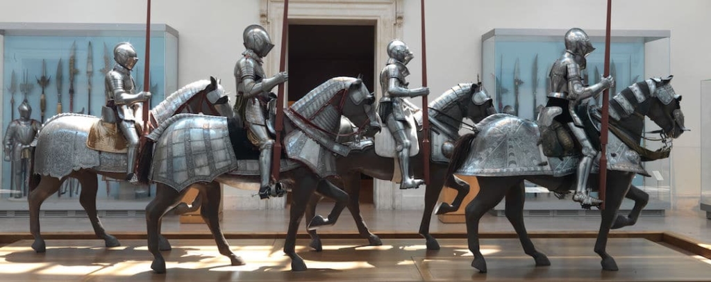 4 représentations d'hommes en armures du Moyen-Âge sur leurs chevaux.