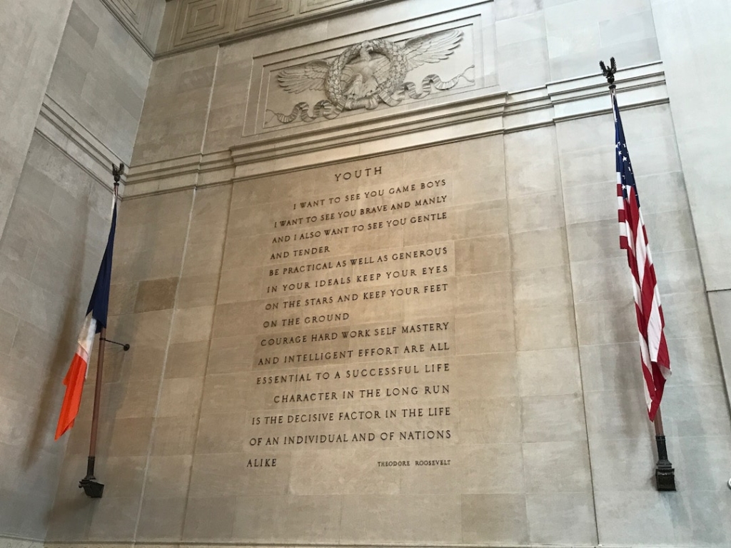Citation de Théodore Roosevelt sur un mur dans le hall d'entrée du musée d'histoire naturelle de New York.