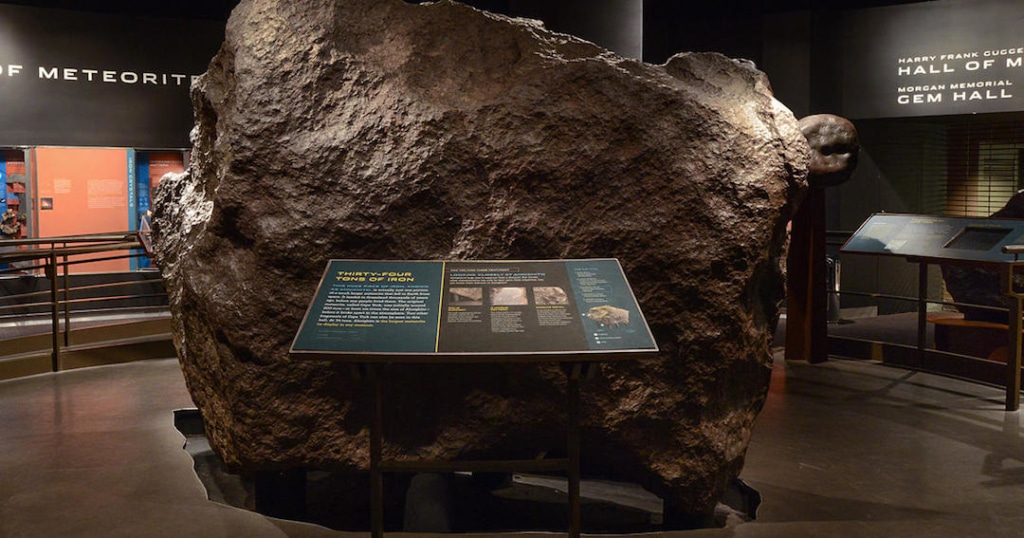 Météorite avec un panneau d'explication devant dans le musée d'histoire naturelle.