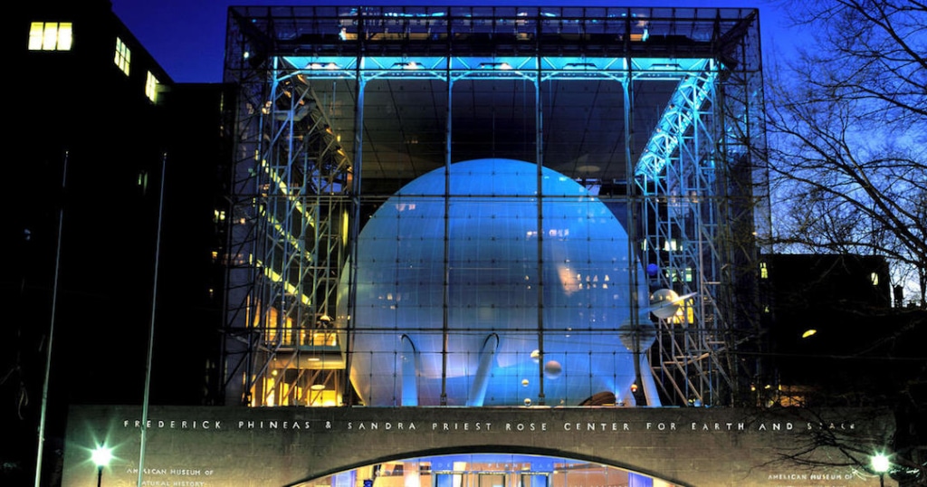Vue d'extérieur du Centre Rose pour la Terre et l'Espace du musée d'histoire naturelle de New York.