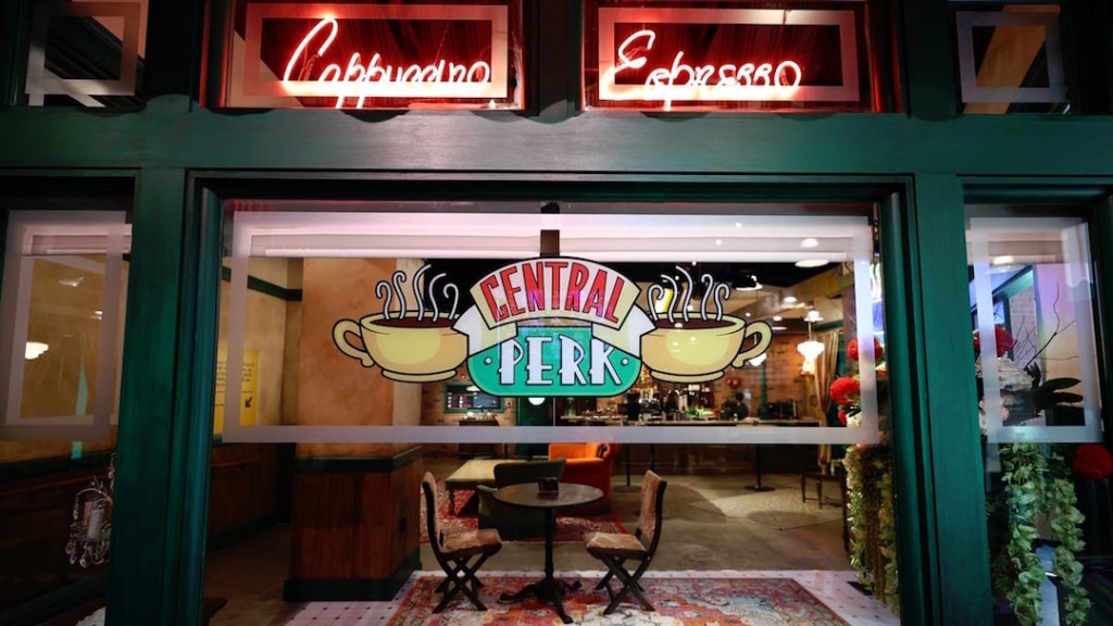 Devanture de la reproduction du café Central Perk à New York