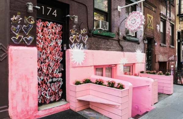 Façade extérieure rose du restaurant Pietro Nolita à New York.